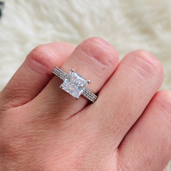 Engagement ring - Picture 1 of 4